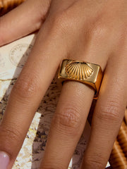 Vintage Shell Pattern Gold Signet Ring OutfitFlow