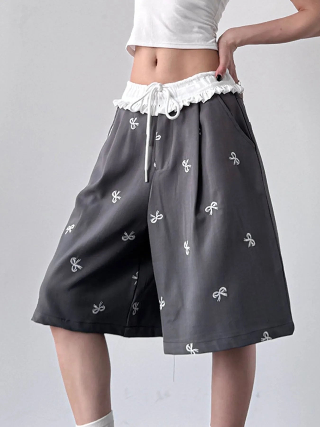 Bow Print Wide Leg Shorts with Contrast Ruffle Waistband OutfitFlow