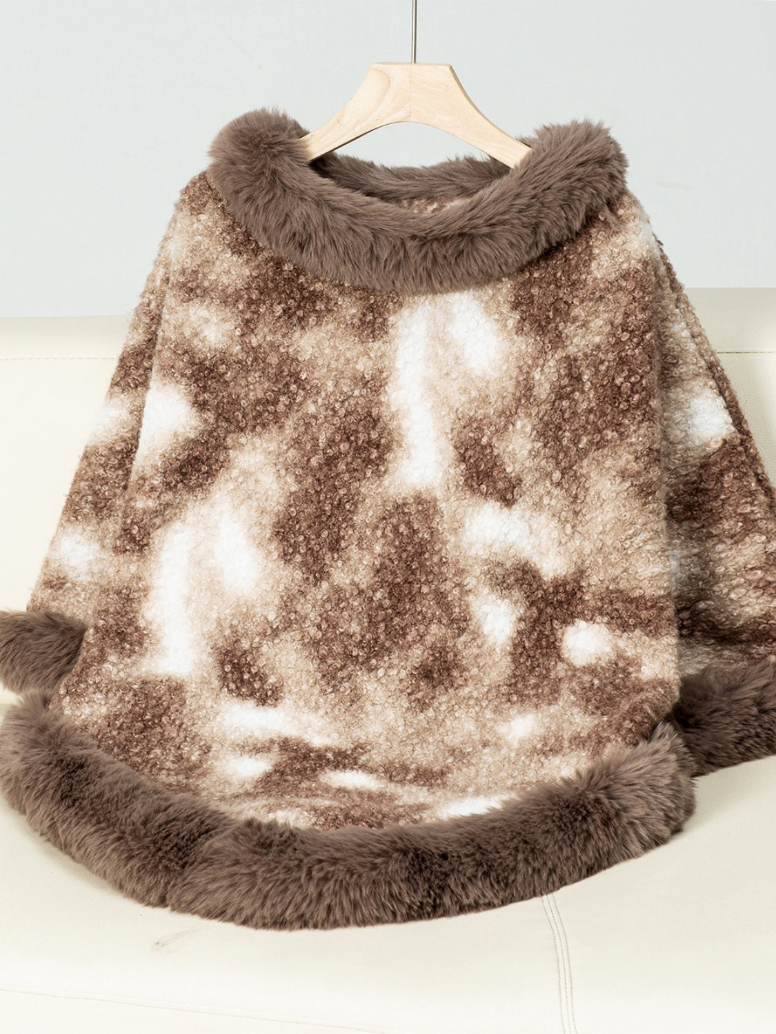 Outfit Flow - Furry Contrast Three-Quarter Poncho