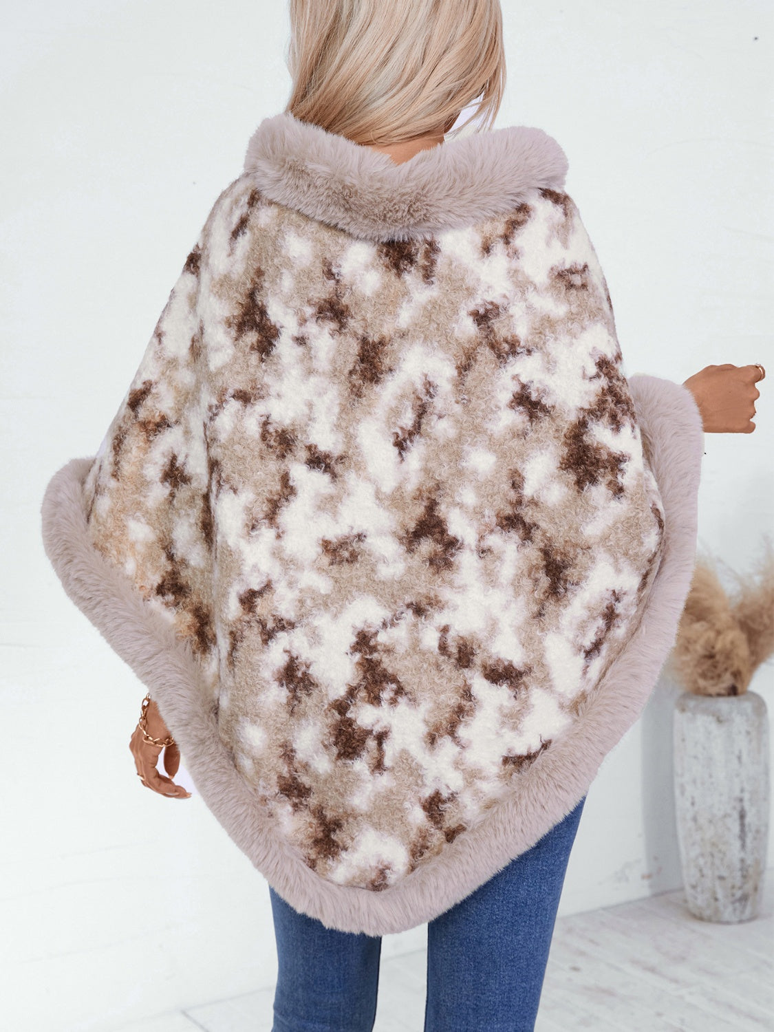 Outfit Flow - Furry Contrast Three-Quarter Poncho