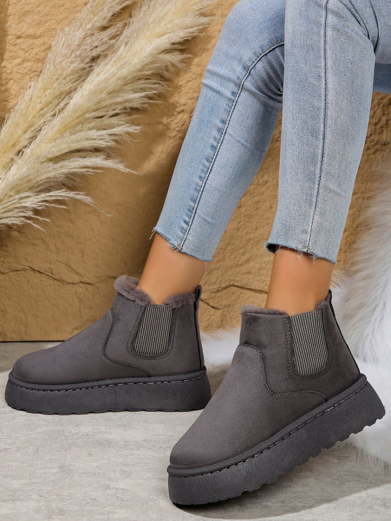 Outfit Flow - Suede Round Toe Platform Boots