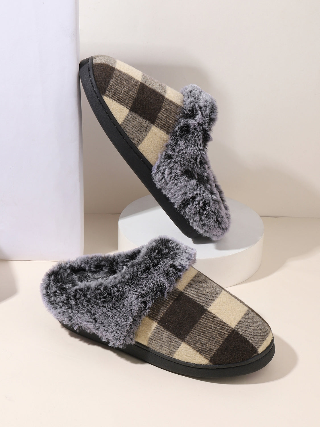 Outfit Flow - Plaid Furry Round Toe Flat Slippers