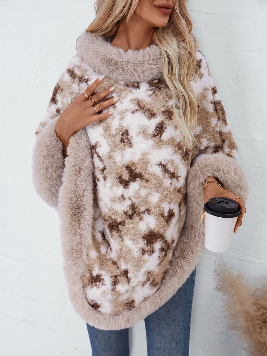 Outfit Flow - Furry Contrast Three-Quarter Poncho