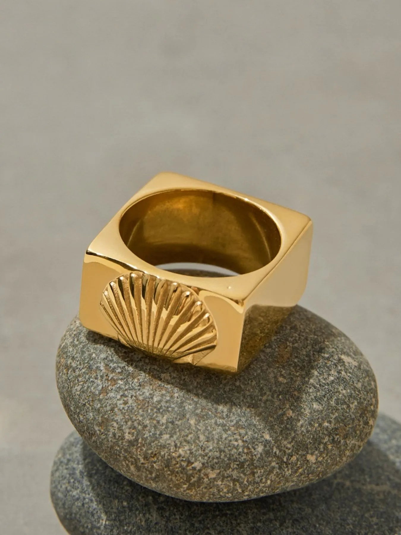 Vintage Shell Pattern Gold Signet Ring OutfitFlow