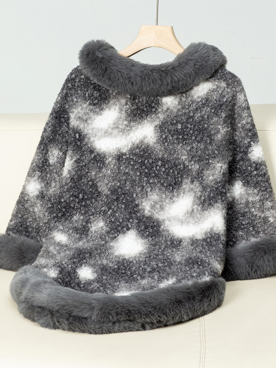 Outfit Flow - Furry Contrast Three-Quarter Poncho