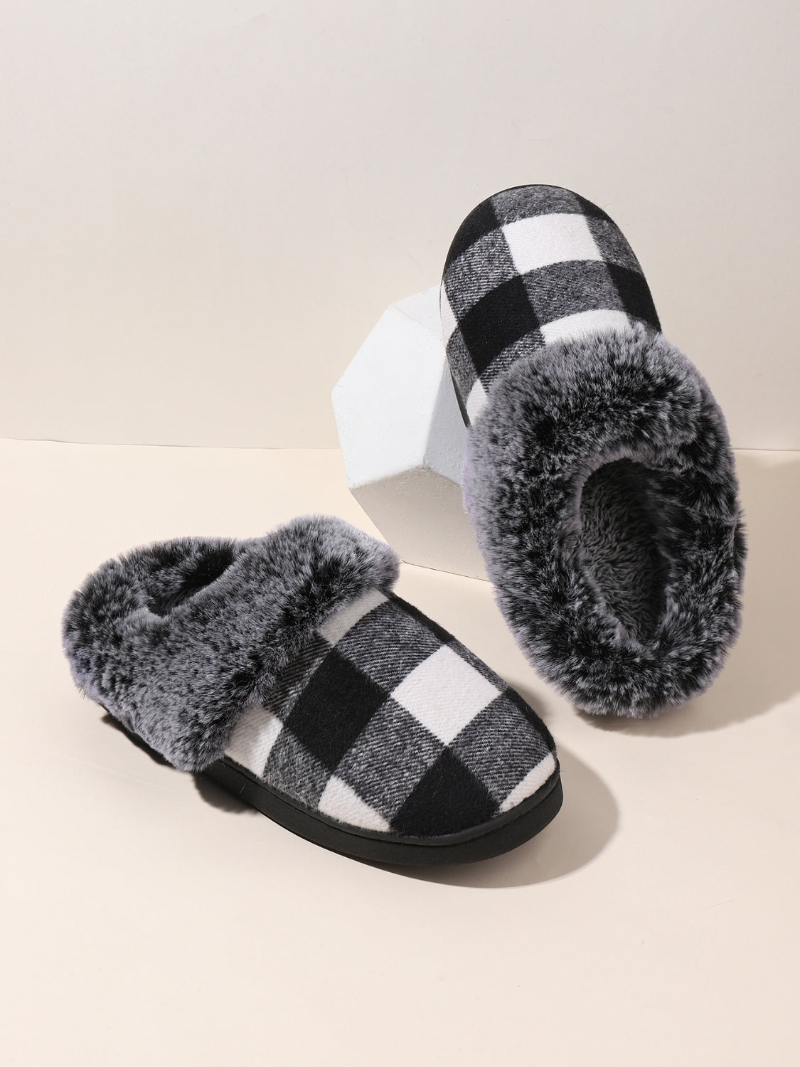 Outfit Flow - Plaid Furry Round Toe Flat Slippers