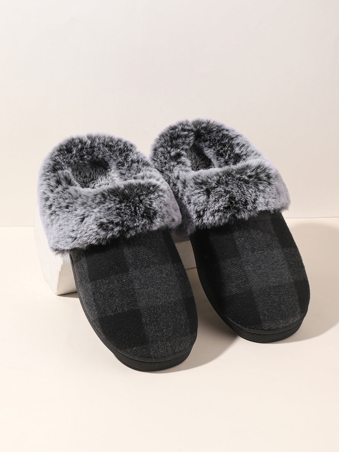 Outfit Flow - Plaid Furry Round Toe Flat Slippers