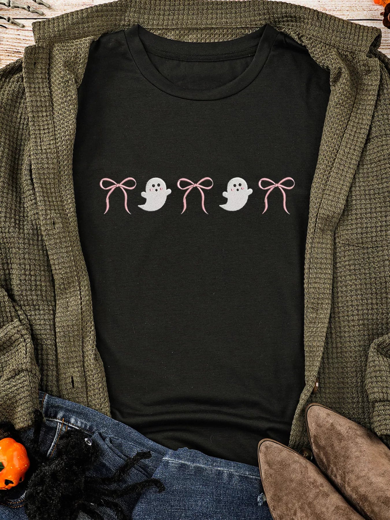 Halloween Ghost Bow Graphic Short Sleeve T-Shirt OutfitFlow