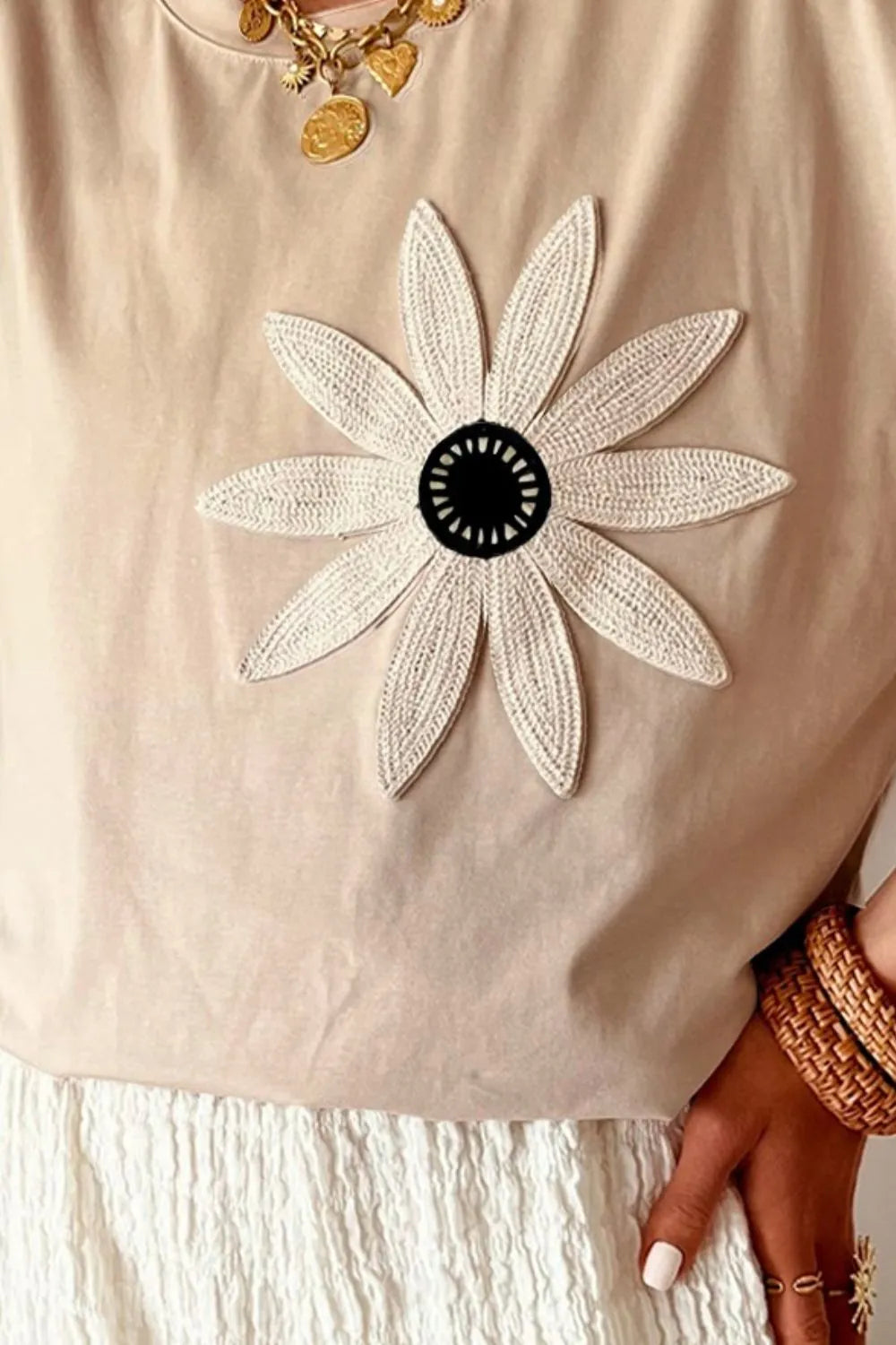 Casual Daisy Patch Round Neck T-Shirt OutfitFlow