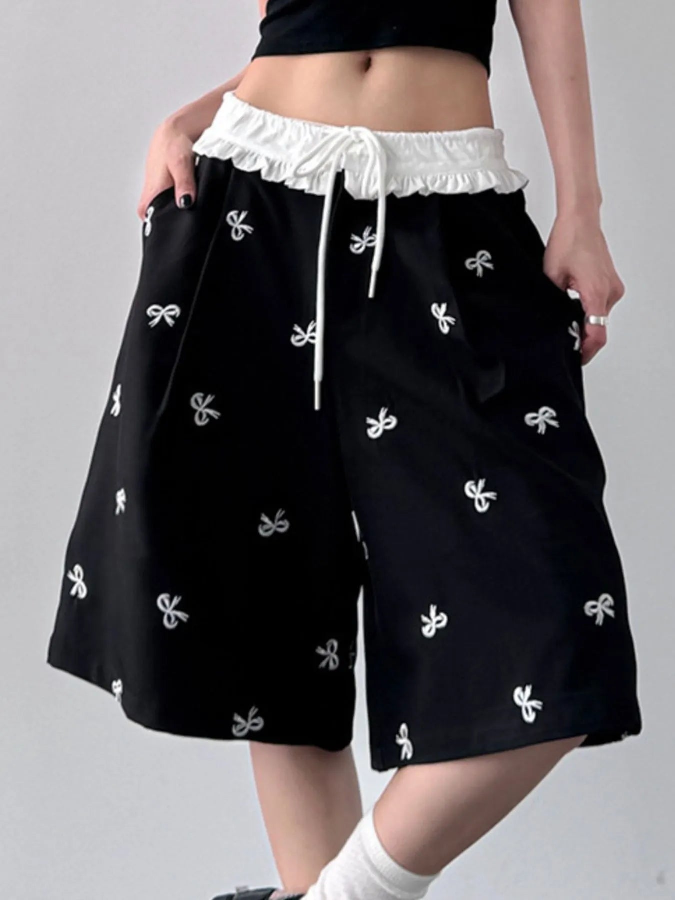 Bow Print Wide Leg Shorts with Contrast Ruffle Waistband OutfitFlow