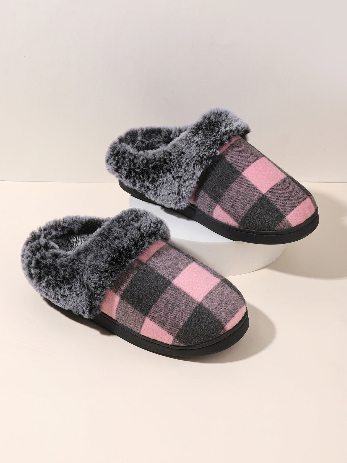 Outfit Flow - Plaid Furry Round Toe Flat Slippers