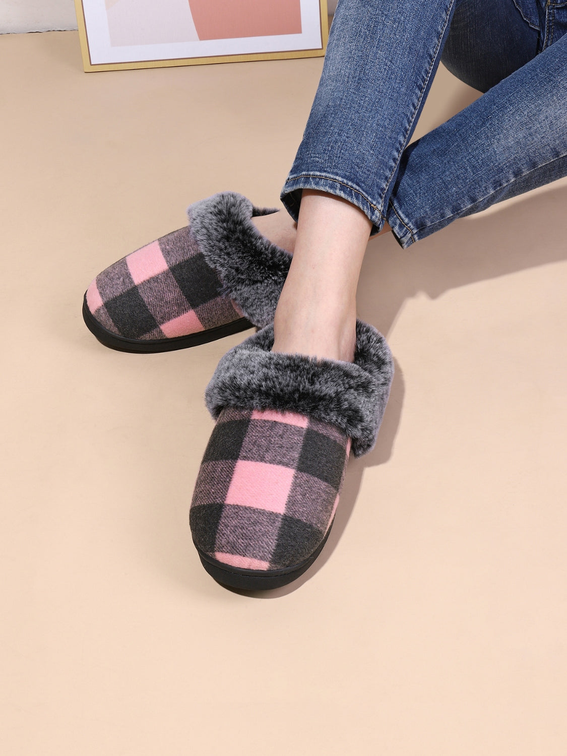 Outfit Flow - Plaid Furry Round Toe Flat Slippers