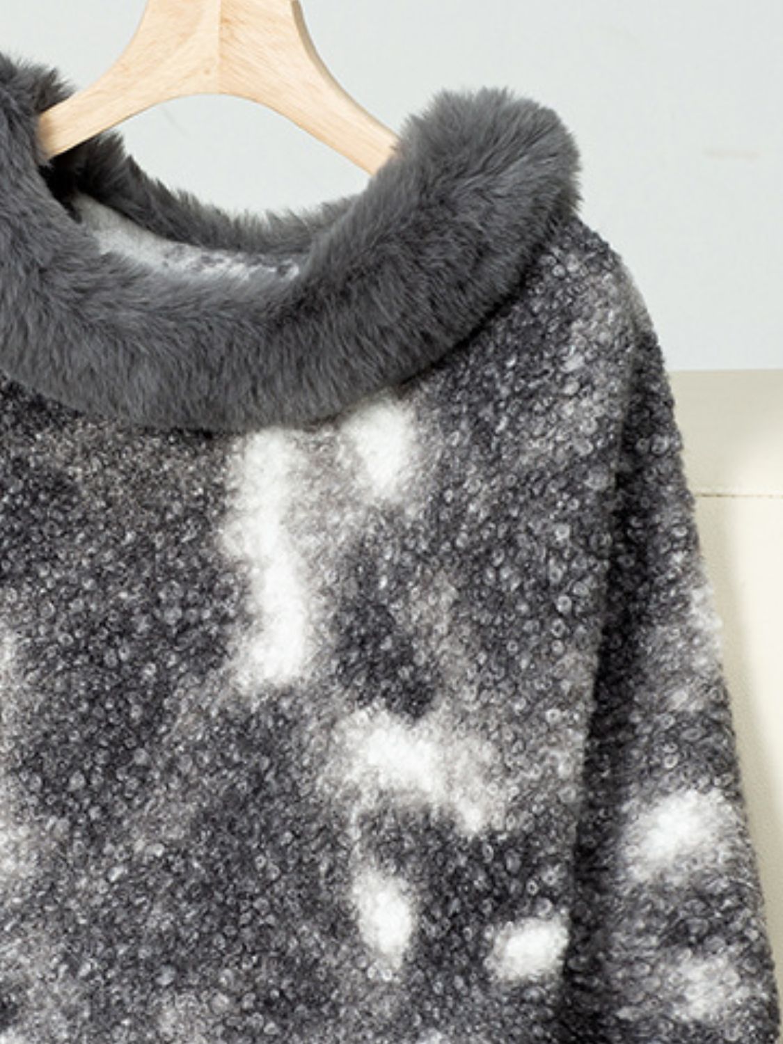 Outfit Flow - Furry Contrast Three-Quarter Poncho