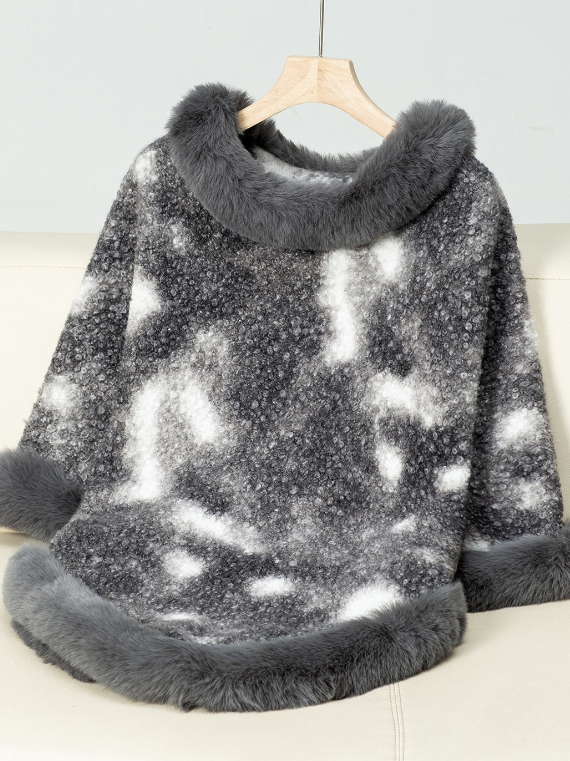 Outfit Flow - Furry Contrast Three-Quarter Poncho