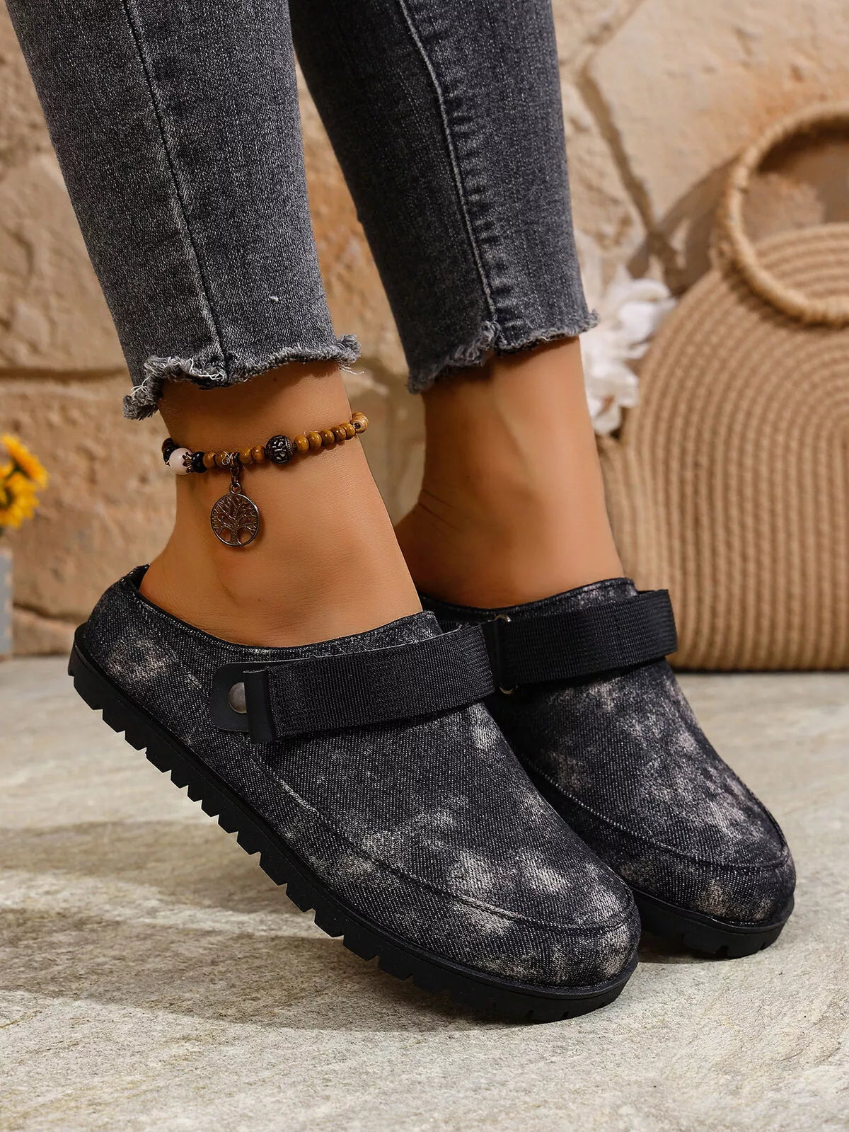Round Toe Flats Slip-Ons Black OutfitFlow