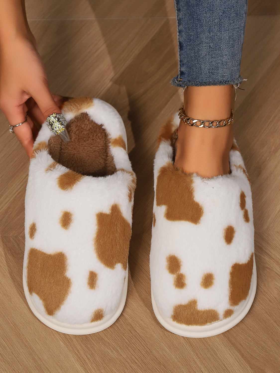 Outfit Flow - Animal Print Faux Fur Slippers