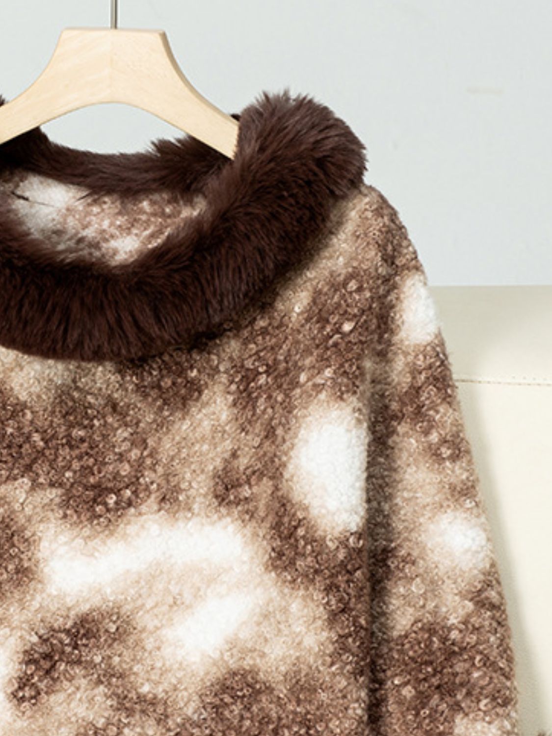 Outfit Flow - Furry Contrast Three-Quarter Poncho