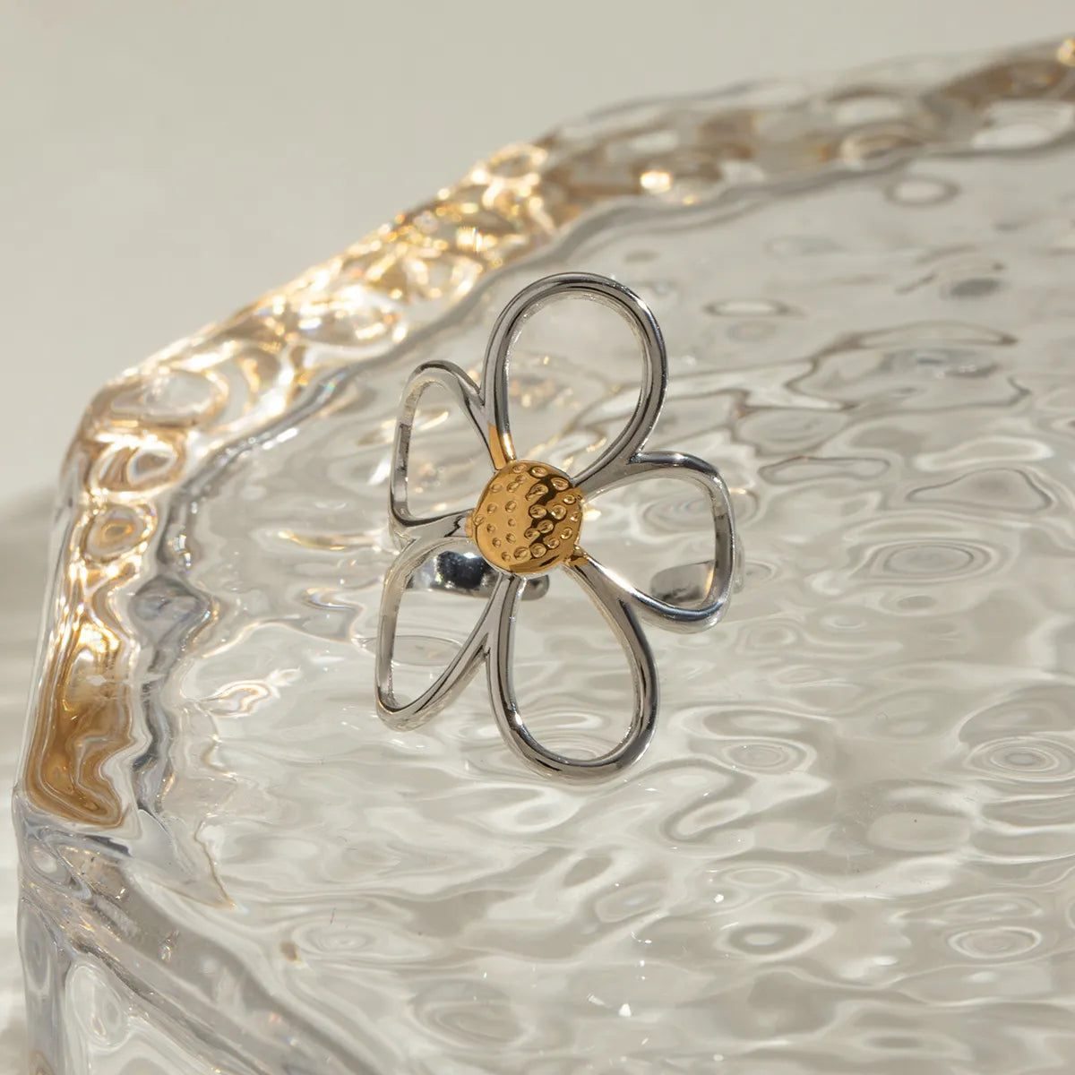 Two-Tone Daisy Flower Ring OutfitFlow