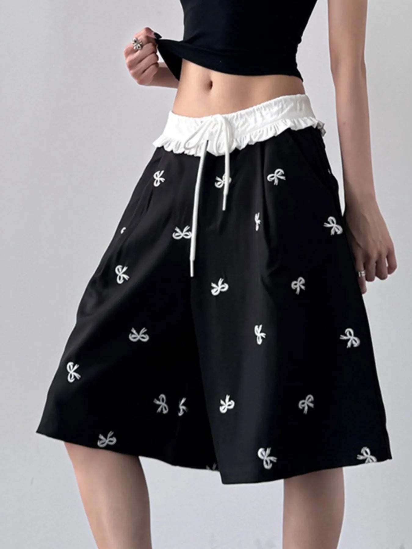 Bow Print Wide Leg Shorts with Contrast Ruffle Waistband OutfitFlow
