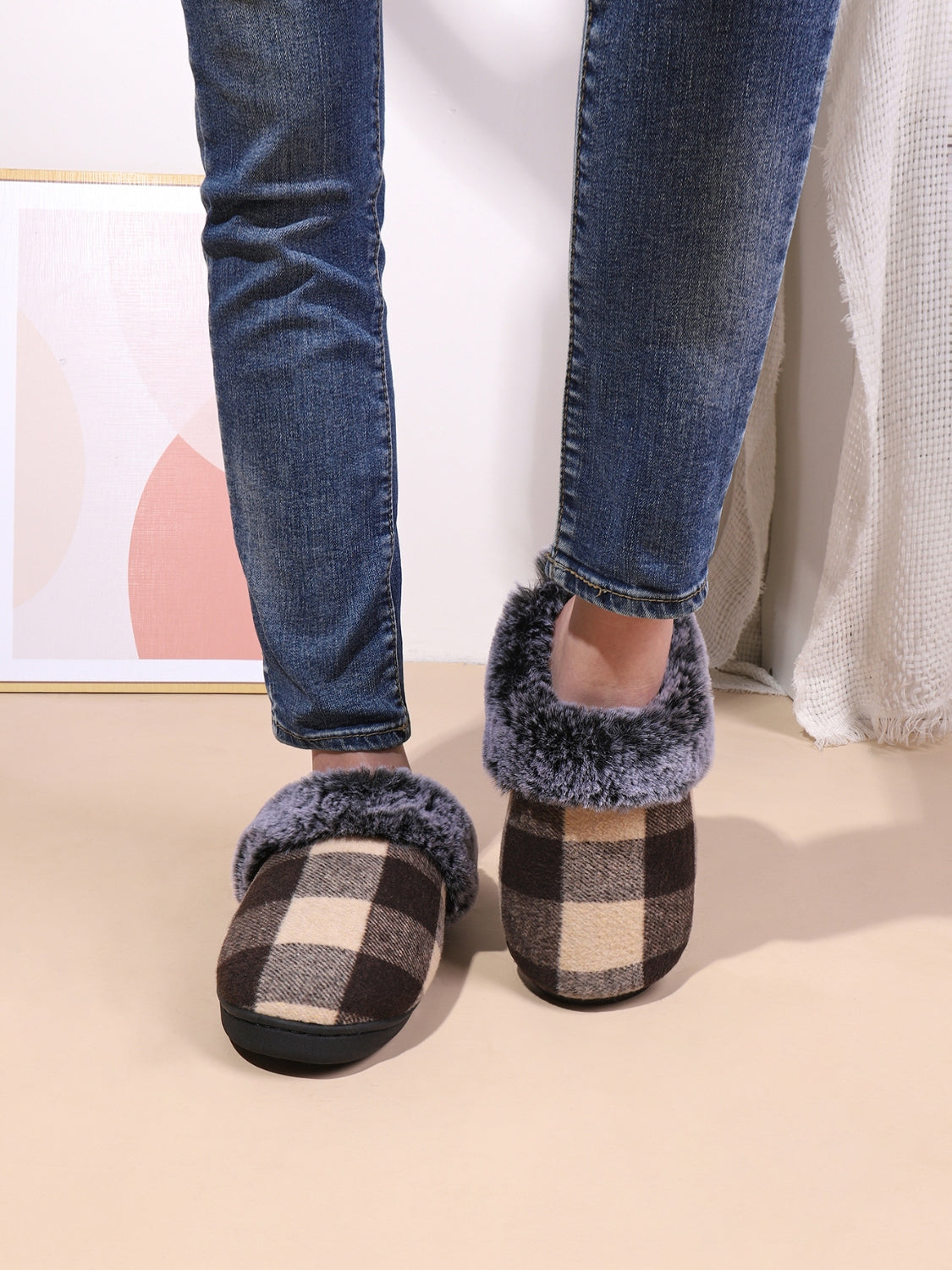 Outfit Flow - Plaid Furry Round Toe Flat Slippers