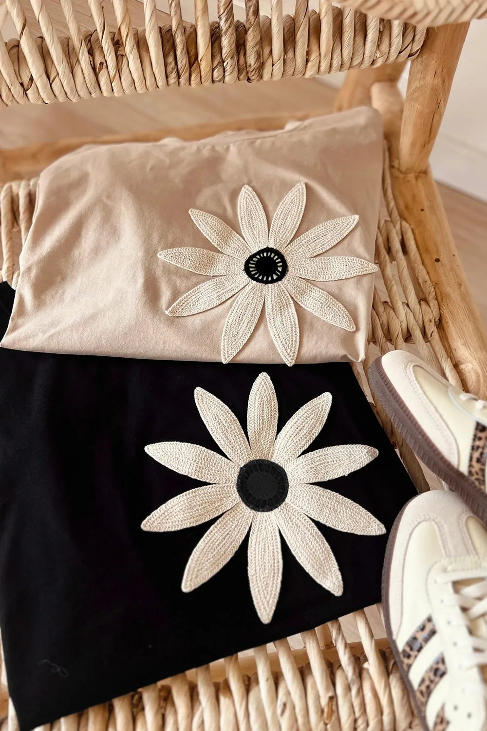 Casual Daisy Patch Round Neck T-Shirt OutfitFlow