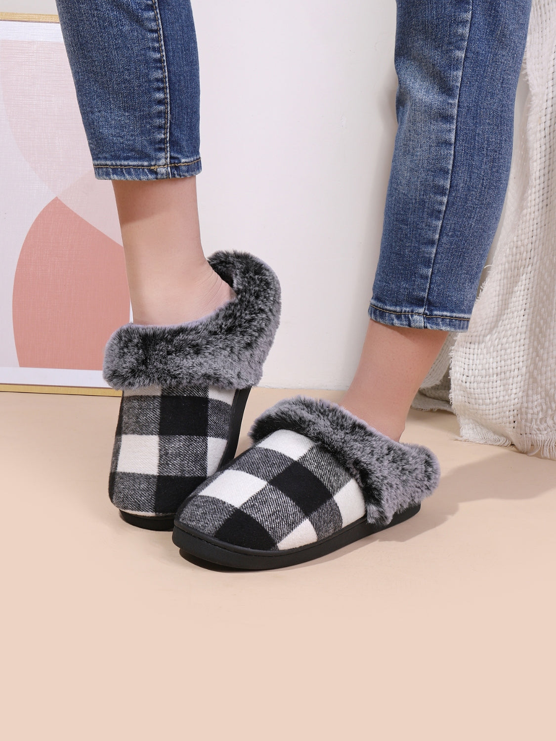 Outfit Flow - Plaid Furry Round Toe Flat Slippers