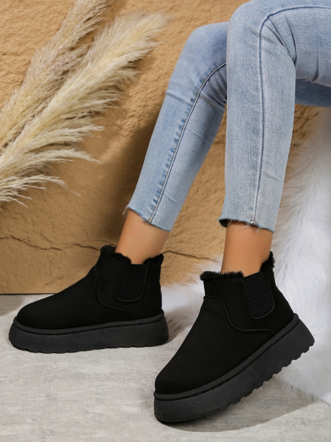 Outfit Flow - Suede Round Toe Platform Boots