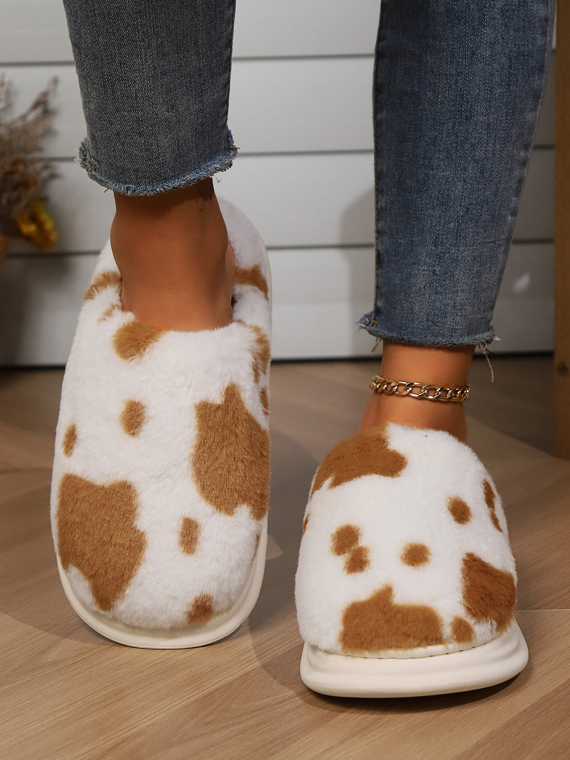 Outfit Flow - Animal Print Faux Fur Slippers