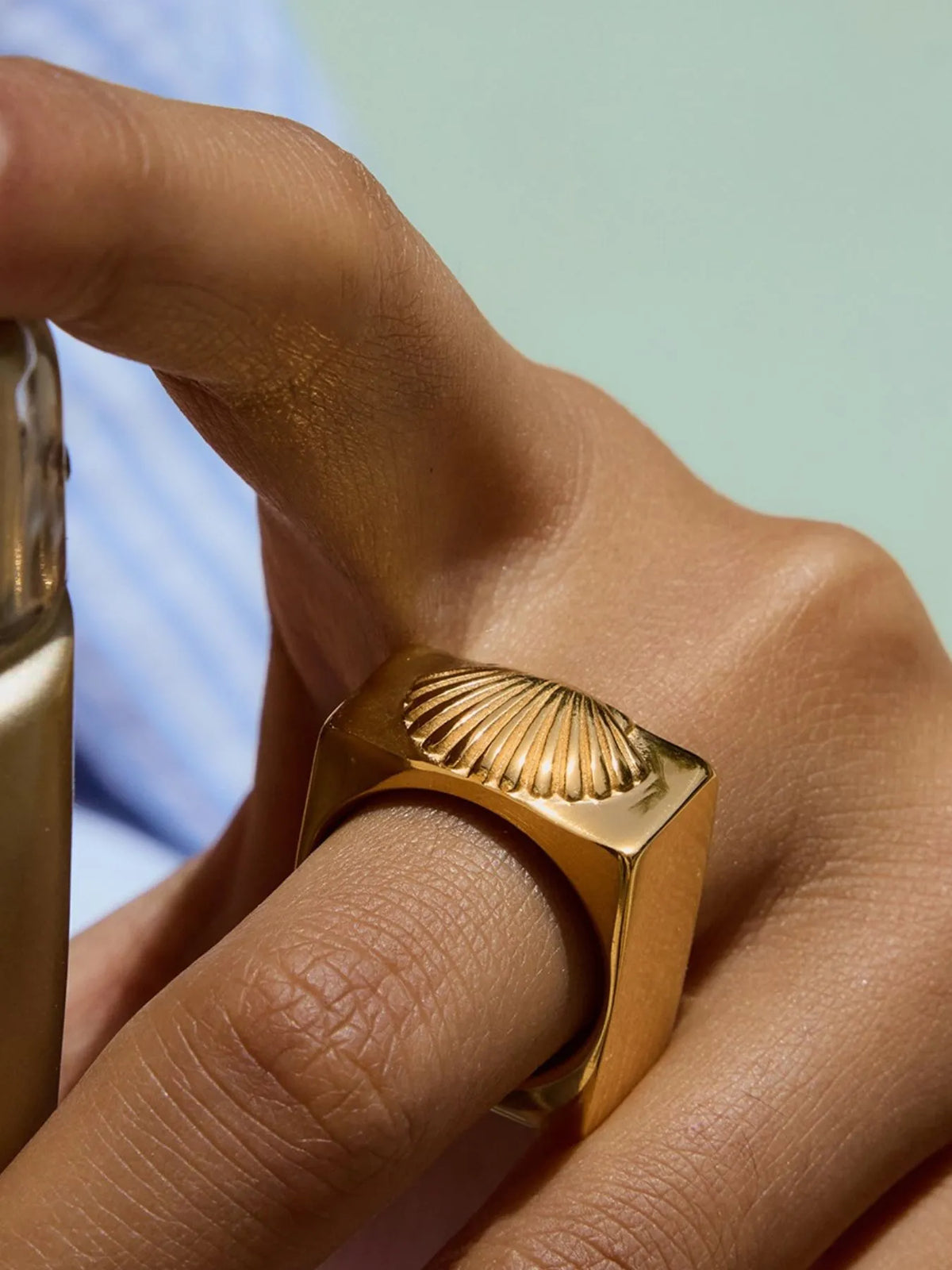 Vintage Shell Pattern Gold Signet Ring Gold OutfitFlow